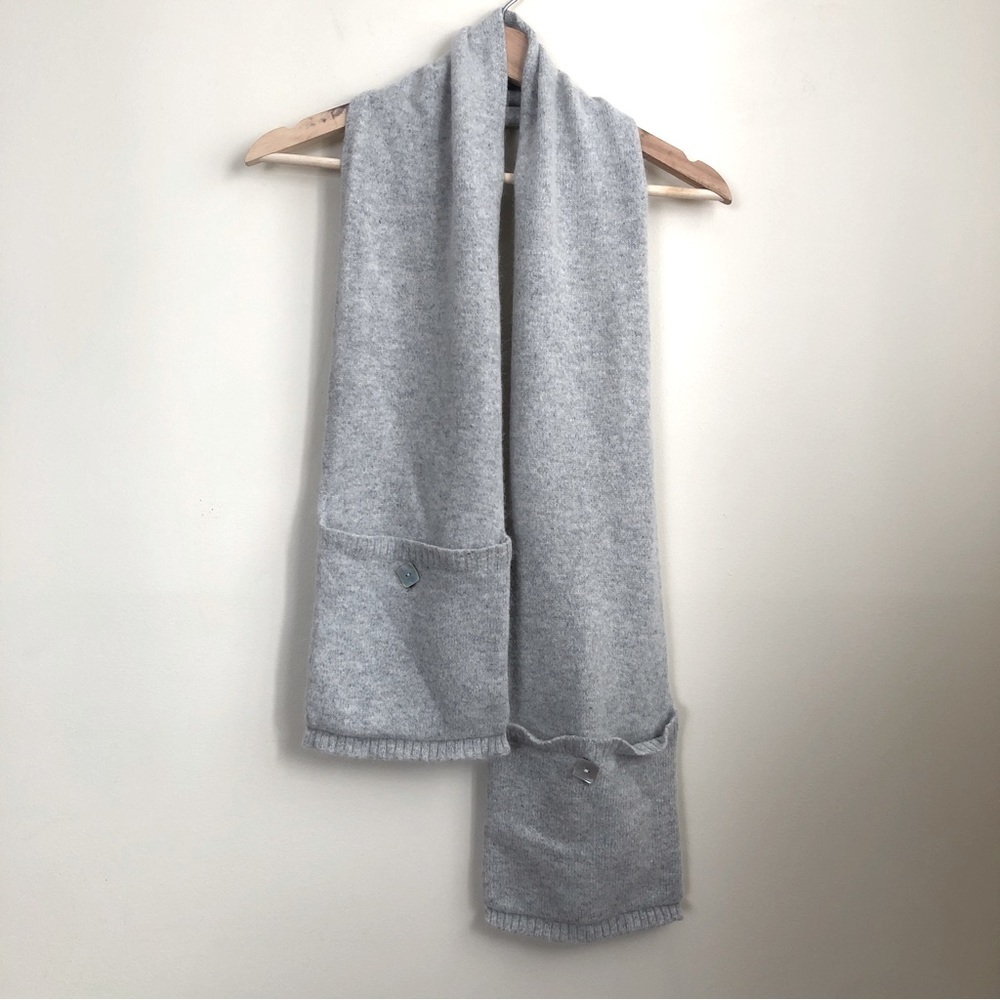 Grey wool scarf with pockets
